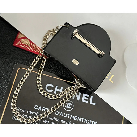 Chanel Rue 31 Black Enamel Crystal & Pearl Brooch Autumn 2023 (CCXX011) - Picture 4 of 7
